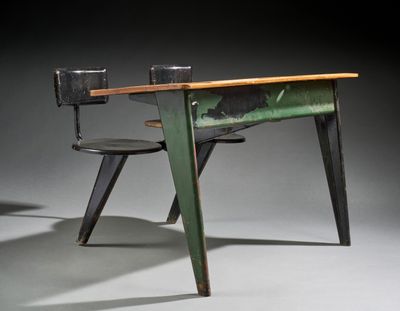 une table avec deux chaises et une chaise posée dessus