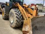 une photo d'un tracteur garé sur le bord de la route