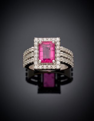 une bague en tourmaline rose et diamant