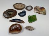 beaucoup de roches de toutes sortes sur la table