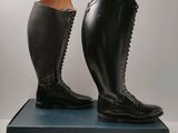 une paire de bottes noires posée sur une boîte bleue