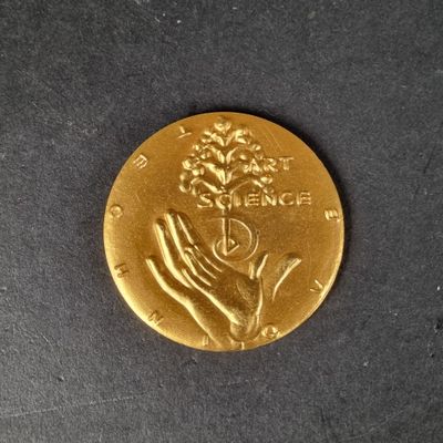 un gros plan d'une pièce d'or sur laquelle est représenté un arbre