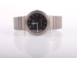 une image d'une montre-bracelet sur une surface blanche