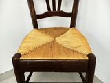 une image représentant une chaise en bois avec une assise en osier