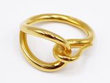 une image d'une bague en or sur fond blanc
