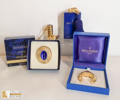 Trois types de bijoux différents sont présentés dans une boîte bleue