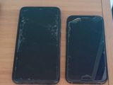 deux iPhones noirs posés l'un à côté de l'autre sur une table