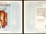 deux livres sur lesquels figurent respectivement la photo d'une femme assise sur une chaise et celle d'un homme assis sur une chaise