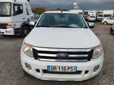 un Ford Ranger blanc garé sur un parking