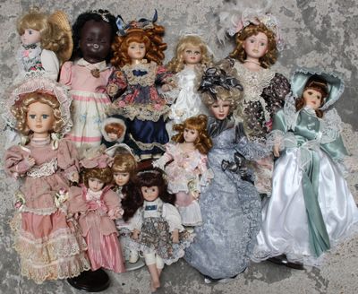 a lot of dolls that are sitting together on the floor