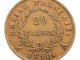 gros plan d'une pièce de monnaie sur fond blanc