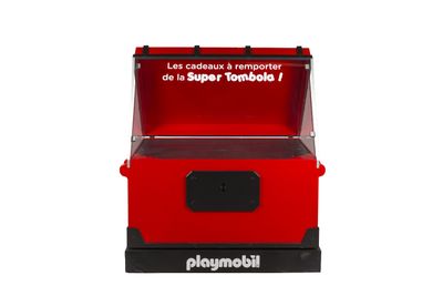 la boîte rouge est posée sur une surface blanche