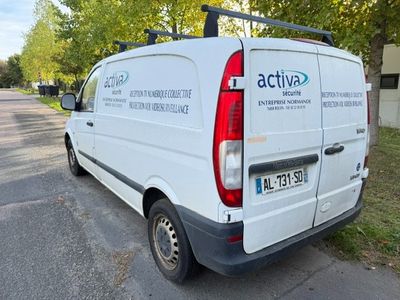 une camionnette blanche garée sur le bord de la route