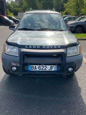 une voiture garée sur le parking