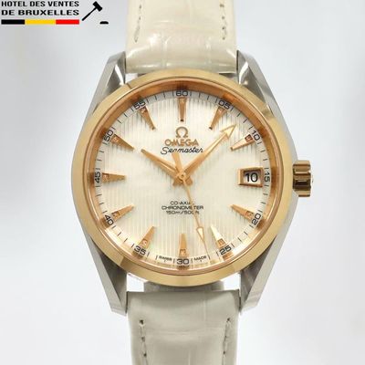 une image représentant une montre avec un cadran blanc et des aiguilles dorées