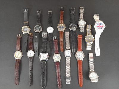un grand nombre de montres posées sur une table