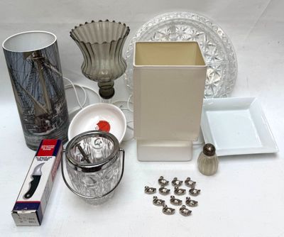 many items that are sitting on a table