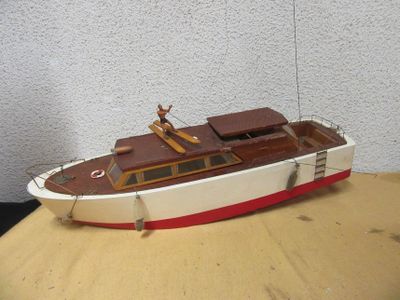une maquette de bateau posée sur une table