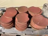 une pile d'assiettes en argile rouge posées sur une palette