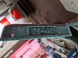 un gros plan d'une pancarte métallique posée sur une table