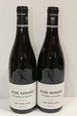 deux bouteilles de vin posées l'une à côté de l'autre sur une table