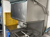 une cuisine avec un évier et une cuisinière