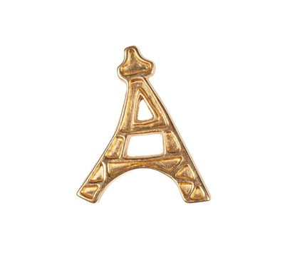 un pendentif en forme de lettre « a » plaqué or