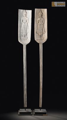 deux cuillères en argent ornées de gravures sur fond noir