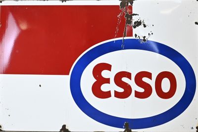 une enseigne portant l'inscription « Esso » sur le côté d'un immeuble