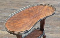 Table volante type "rognon" en bois de placage, avec tablett… (photo 2)