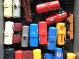 de nombreux types différents de petits trains dans une boîte