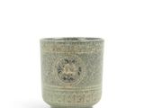 une tasse verte ornée d'un motif