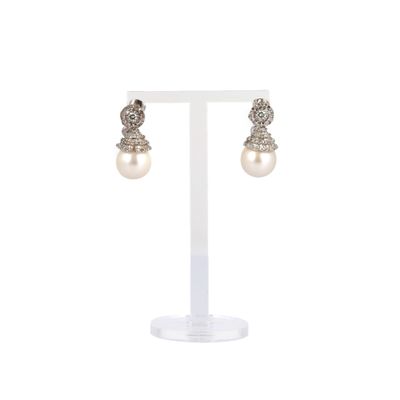 Travail contemporain Paire de pendants d'oreilles en or gris…