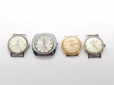 Trois types de montres différents sont présentés sur un fond blanc