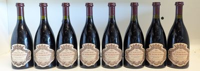 six bouteilles de vin sont alignées sur une étagère