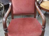 une chaise rouge qui se trouve au milieu d'une pièce