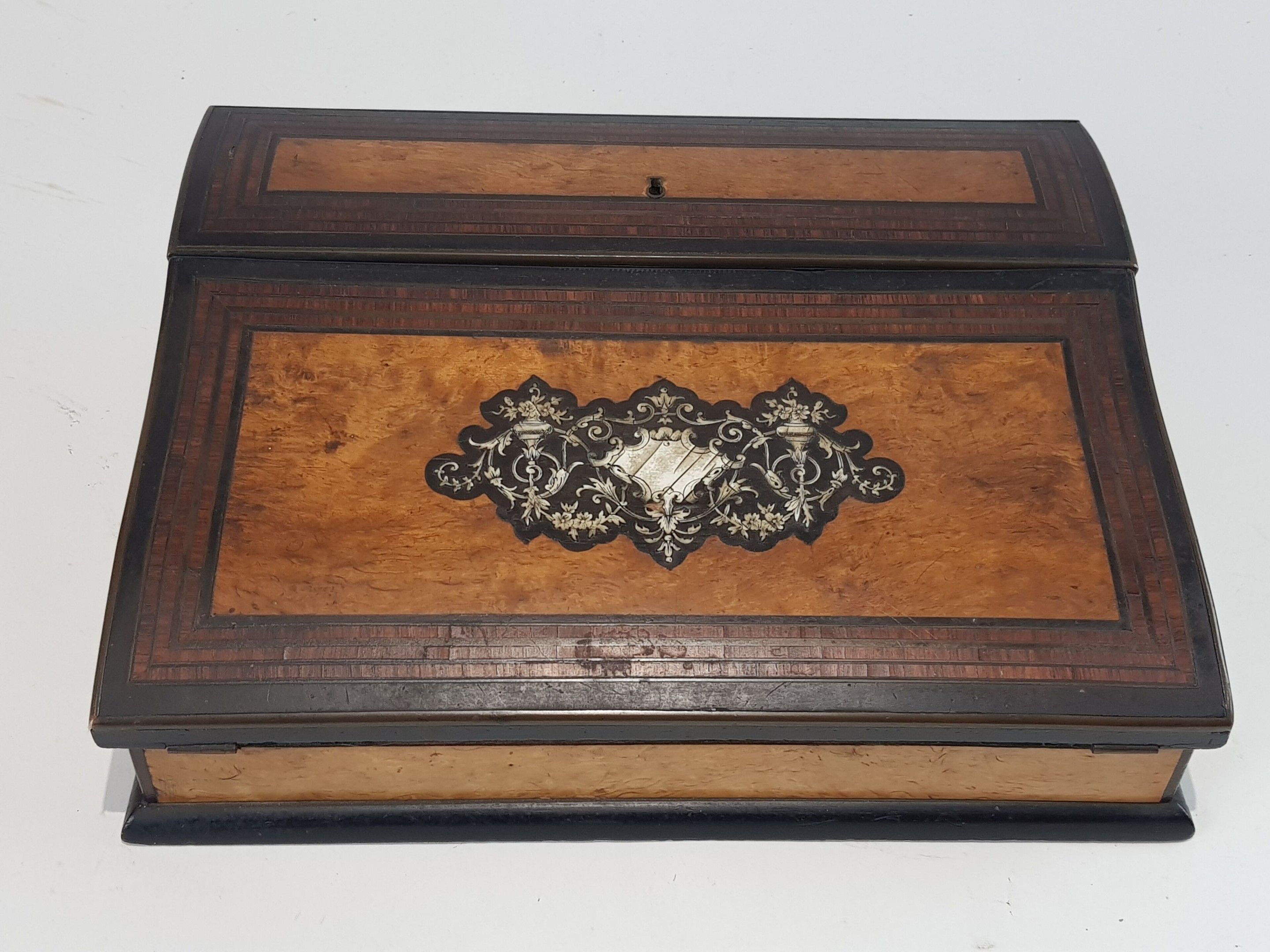 Écritoire en bois de placage à décor floral marqueté en os d…