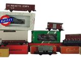 plusieurs petits trains sont alignés sur une surface blanche