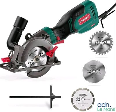 La scie circulaire verte et noire sert à couper un morceau de bois.