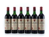 six bouteilles de vin sont alignées sur une surface blanche