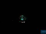 gros plan d'un diamant vert sur une surface noire