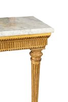 Console en bois sculpté et doré à plateau en marbre blanc ra… (photo 2)
