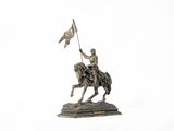 une statue représentant un homme à cheval tenant un drapeau