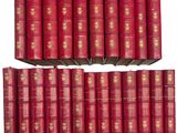 une pile de livres rouges empilés les uns sur les autres