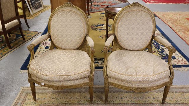 Paire de fauteuils à la reine à dossier médaillon en bois sculpté...