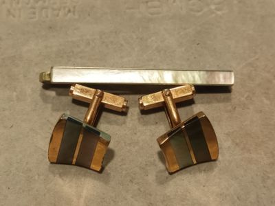 Paire de boutons de manchette en métal doré rehaussé de nacr…