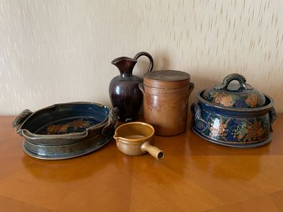 Ensemble de table en grès émaillé : - Trois éléments de serv…