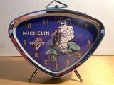 une horloge sur laquelle figure une image de Michel, le motard