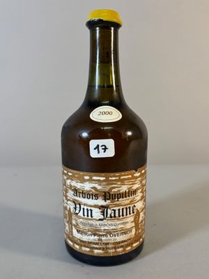 une bouteille d'alcool posée sur une table