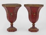 une paire de vases rouges et dorés ornés de motifs floraux